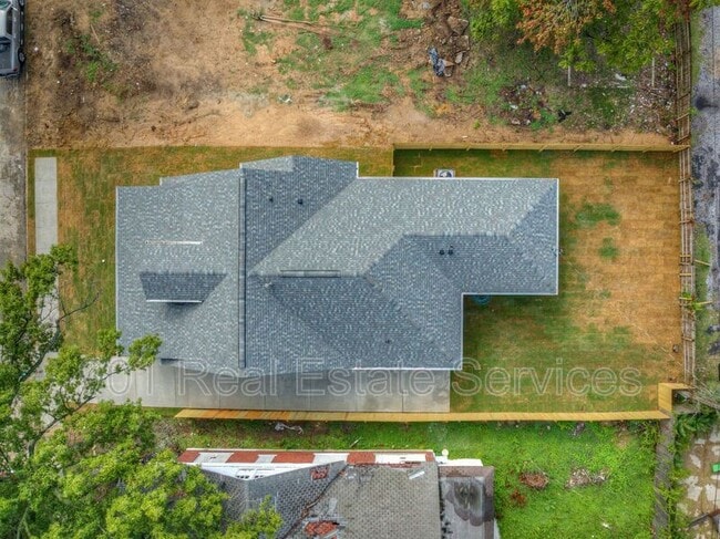 Building Photo - 1074 Faxon Ave
