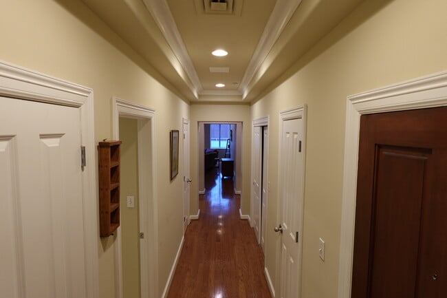 Building Photo - 914 Main St