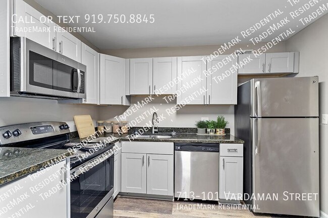 Building Photo - 713 Vardaman St