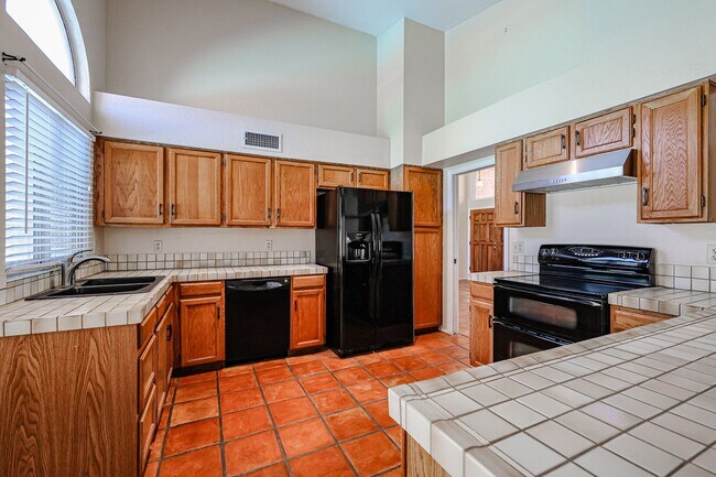 Building Photo - Welcome to this stunning 4 bedroom, 2 bath...