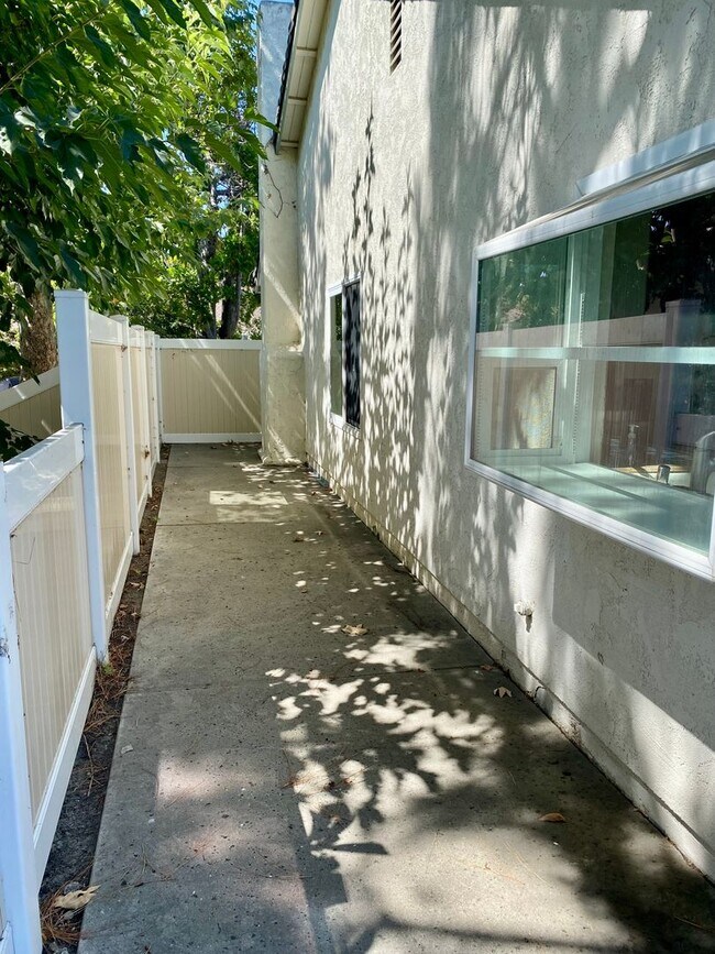 Building Photo - Amazing 4-bedroom home with a view, Availa...