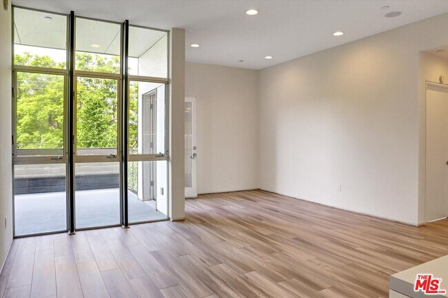 Building Photo - 825 Kings Rd