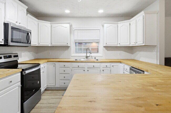 Building Photo - 607 Oakwood Ave