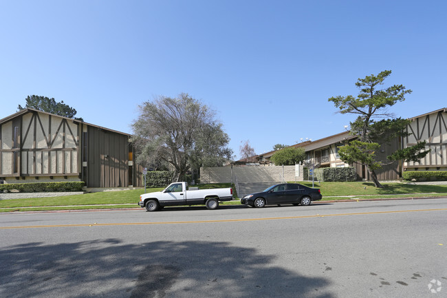 Building Photo - The Oaks Apartments