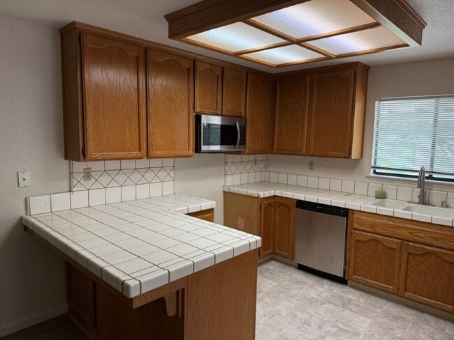 Building Photo - Modern 4 Bedroom 3 Car Garage Dixon *Star ...