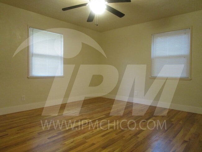 Building Photo - 3-Bed, 1.5-Bath Single-Family Home in the ...