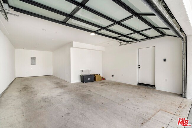 Building Photo - 2017 Barry Ave