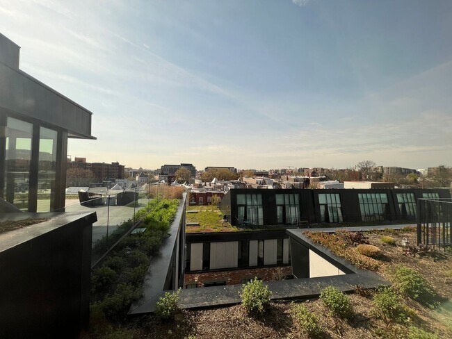 Building Photo - Trendy 1 Bedroom + den in Truxton Circle| Water included!