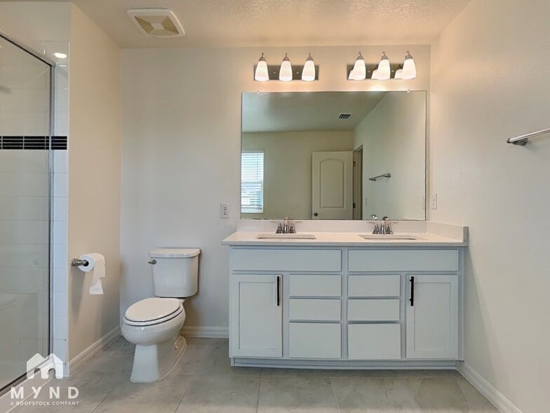 Building Photo - 37450 MacKenzie Dr