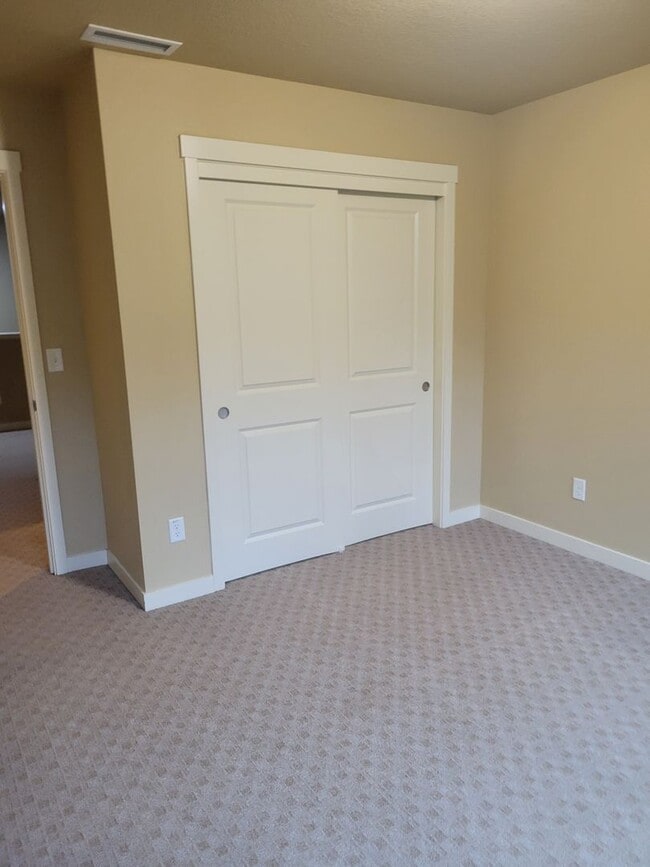 Building Photo - Beautiful Townhome in perfect location, only minutes from I-5