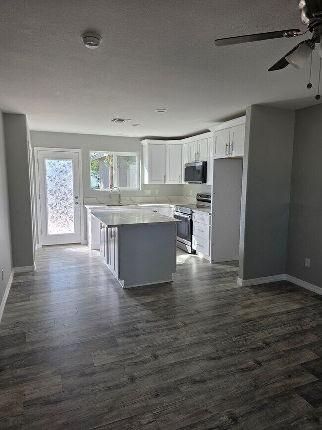 Building Photo - 2 Bed/1 Bath almost brand new in Central BHC