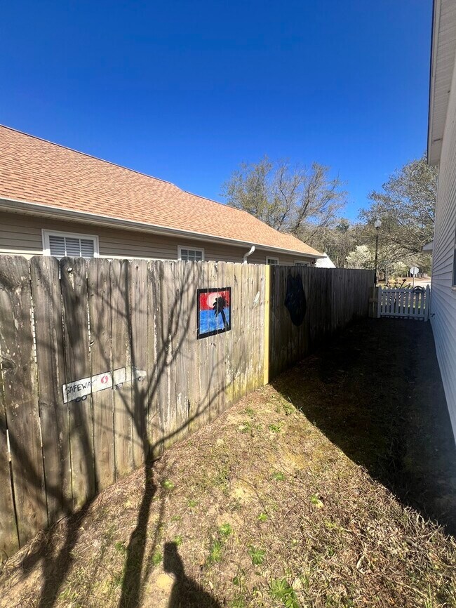 Building Photo - Southern Charm