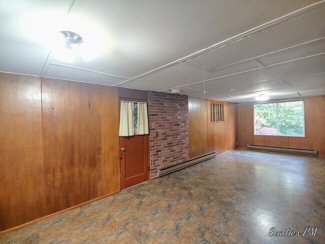 Building Photo - "Charming 2-Bed Retreat with Gleaming Hardwood Floors in Prime Seattle Location!"