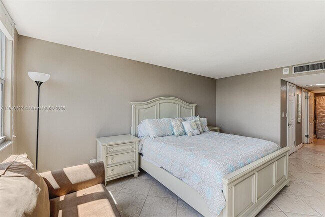 Building Photo - 6039 Collins Ave