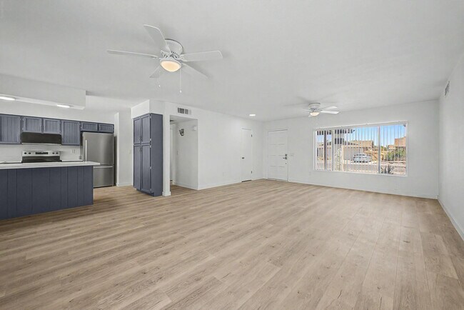Building Photo - 935 W Santa Cruz Dr