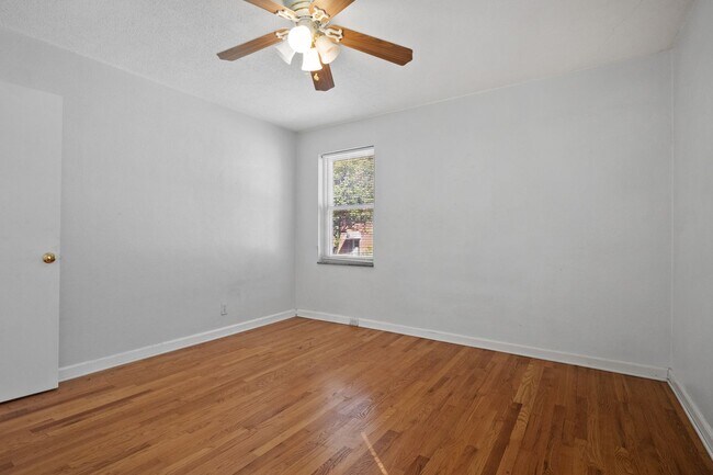 Building Photo - 7112-7114 Jamieson Ave