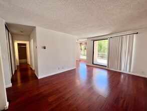 Building Photo - Bright 1/1 with an extra large patio, park...