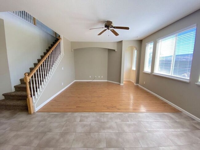 Building Photo - NW Reno 4 Bedroom Home - Mountain Views