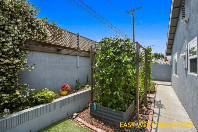 Building Photo - 6942 Santa Rita Ave