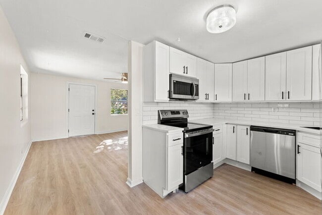 Building Photo - Renovated 2 Bedroom Home on Spacious Corner Lot