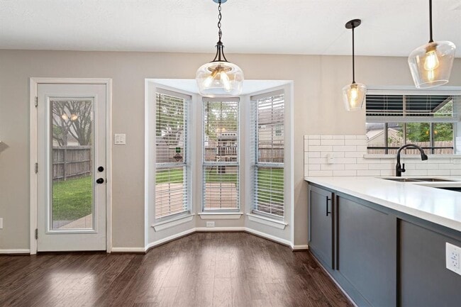Building Photo - 7015 Redwood Falls Dr
