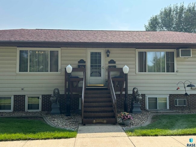 Primary Photo - 504-506 N McKenzie St