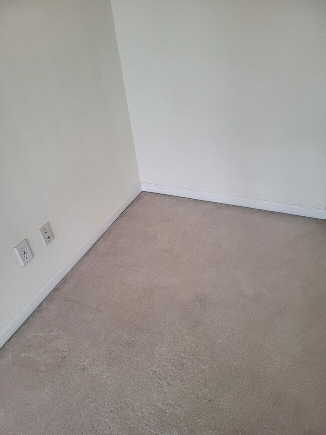 Building Photo - 5049 Pine Lake Ct