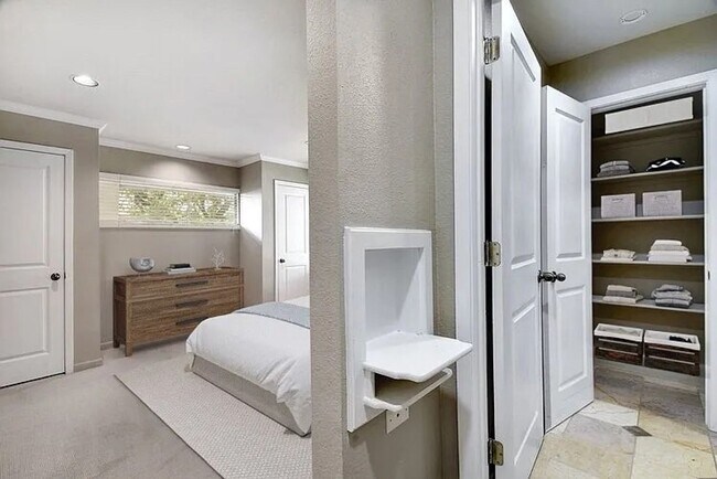 Building Photo - 1 BEDROOM BOUTIQUE APARTMENT