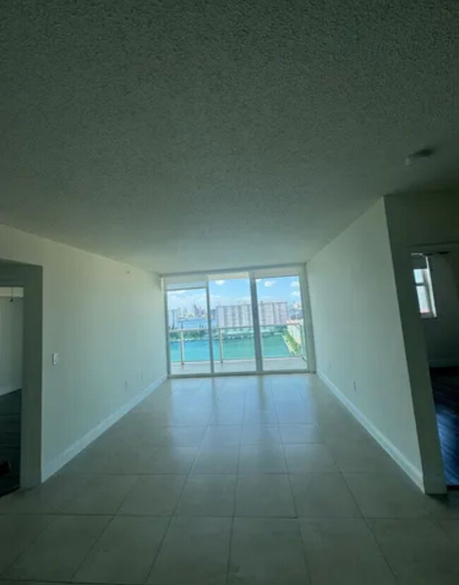 Building Photo - 17000 N Bay Rd