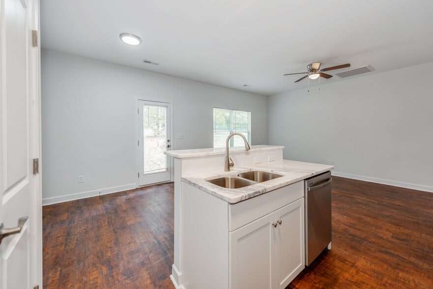 Building Photo - 922 W Davidson Ave