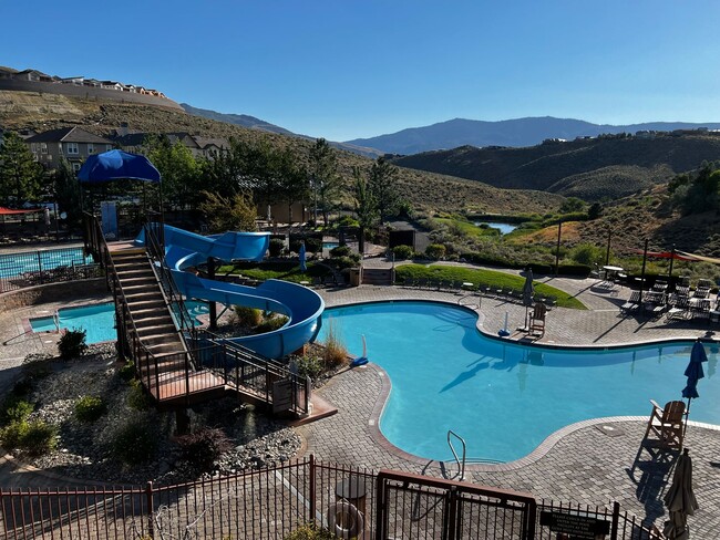 Building Photo - Somerset Stunner with All the Amenities - Including Golf!!