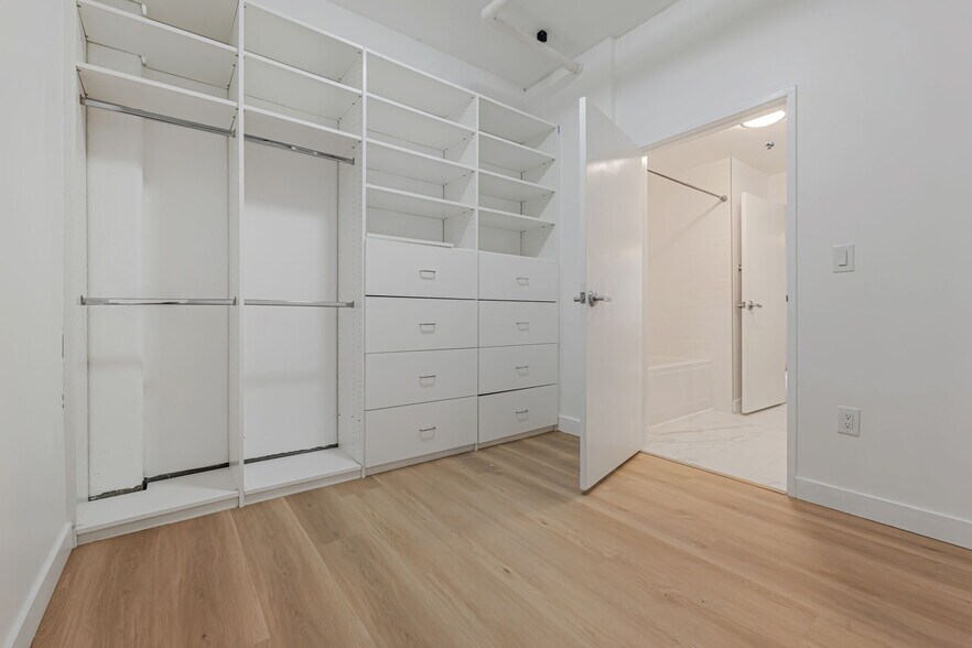 Building Photo - 645 W 9th St