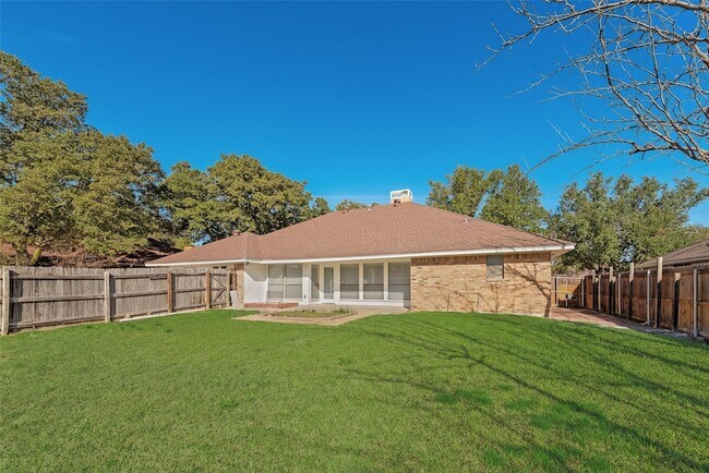 Building Photo - 1318 Deer Ridge Dr