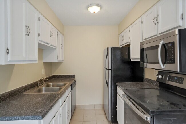 Building Photo - 2-Bed Townhome with Patio - Community Pool