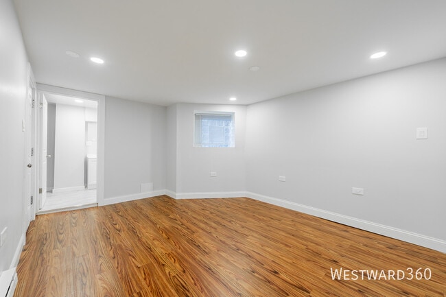 Building Photo - 666 E 50th Pl