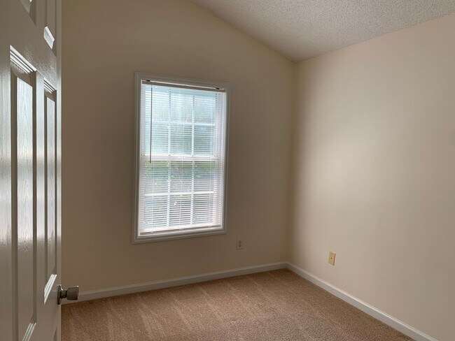 Building Photo - 3 BEDROOM SINGLE FAMILY HOME-2 1/2 bath~2 car garage~ fenced back yard~Gas fireplace