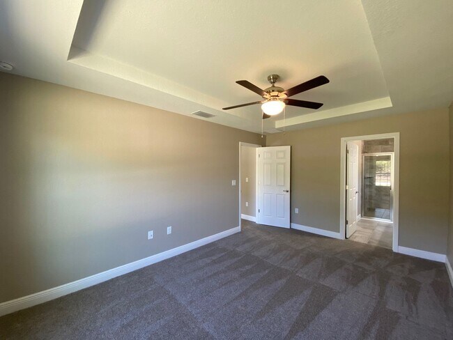 Building Photo - Desirable SW Ocala Neighborhood 4/2/2 *WON'T LAST*