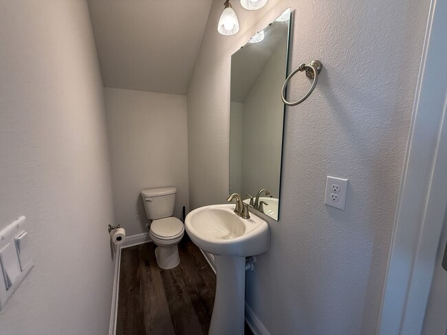 Building Photo - 4 Bedroom 2.5 Bath Home in Nautical Landin...