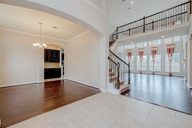 Building Photo - 25719 Oakwood Knoll Dr