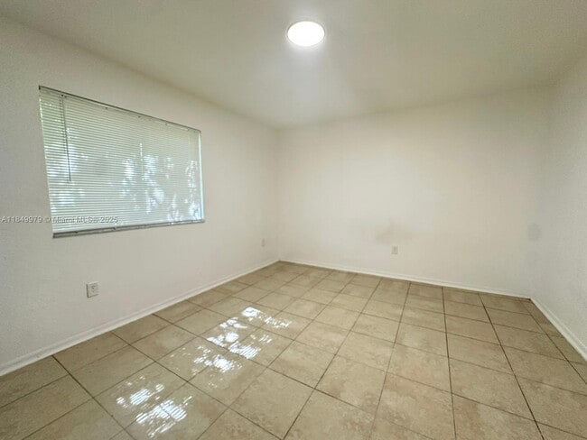 Building Photo - 941 SW 6th Pl