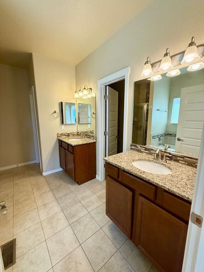 Building Photo - Beautifully Maintained 5 Bed, 3 Bath Home in Loveland!