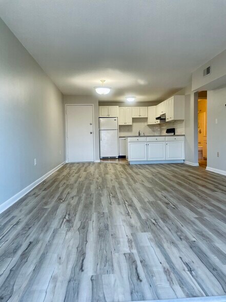 Building Photo - 2400 Harbor View Dr