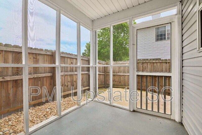 Building Photo - 12 Hayfield Ln