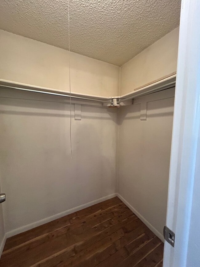 Building Photo - 5 BR/3 1/2 BA in the Desirable Meadowglen Community!!