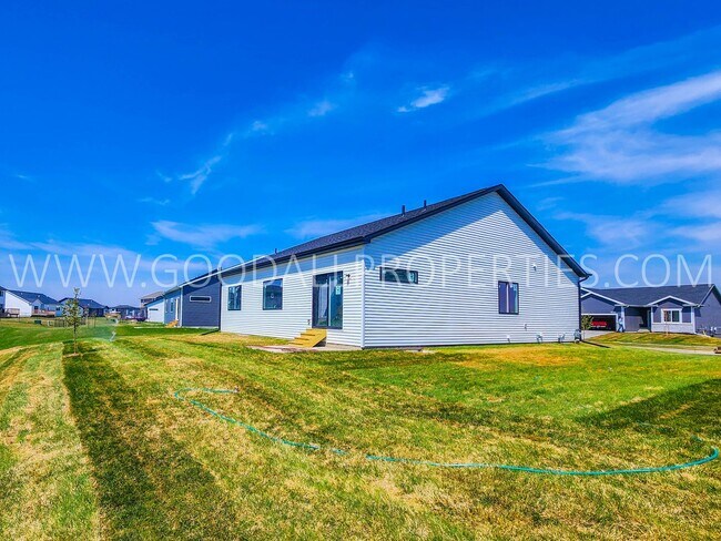 Building Photo - Newer 4 Bedroom, 3 Bath 3 car garage Home in Waukee with a 3-Car Garage