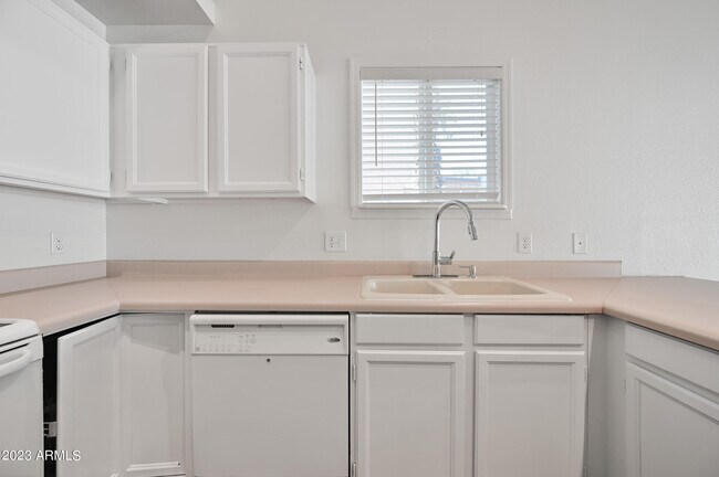Building Photo - 313 S Ocean Dr
