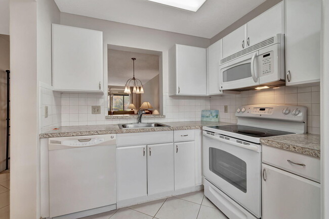 Building Photo - 6795 Huntington Ln