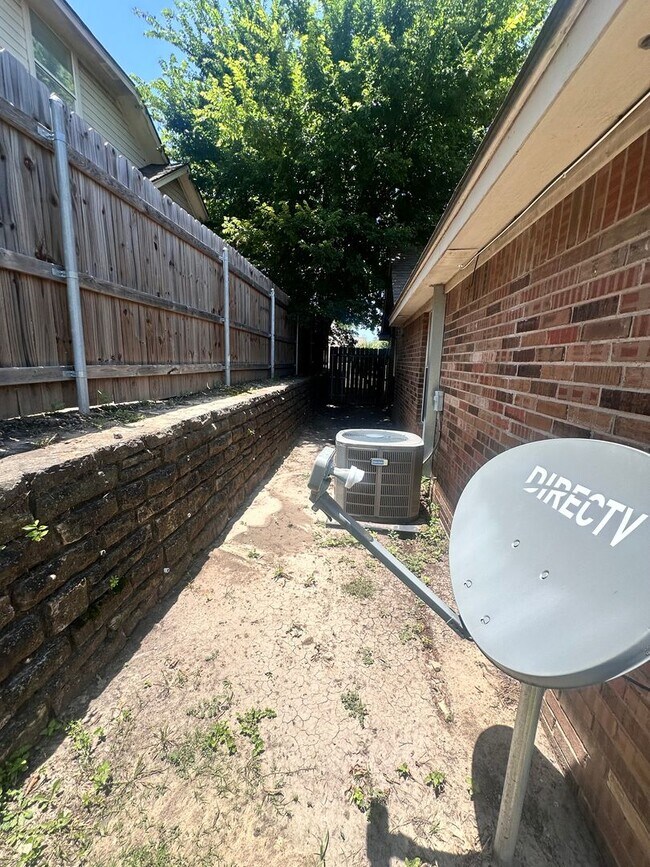 Building Photo - 3/2/2 in a quiet neighborhood located right in the heart of Weatherford.