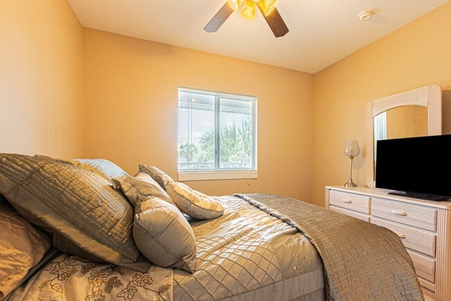 Building Photo - Peaceful Preserve-View Condo in Gated Blue Heron