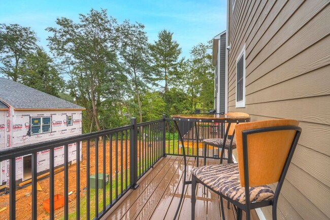 Building Photo - Spacious 4-Bedroom, 3-Story Townhome for Students